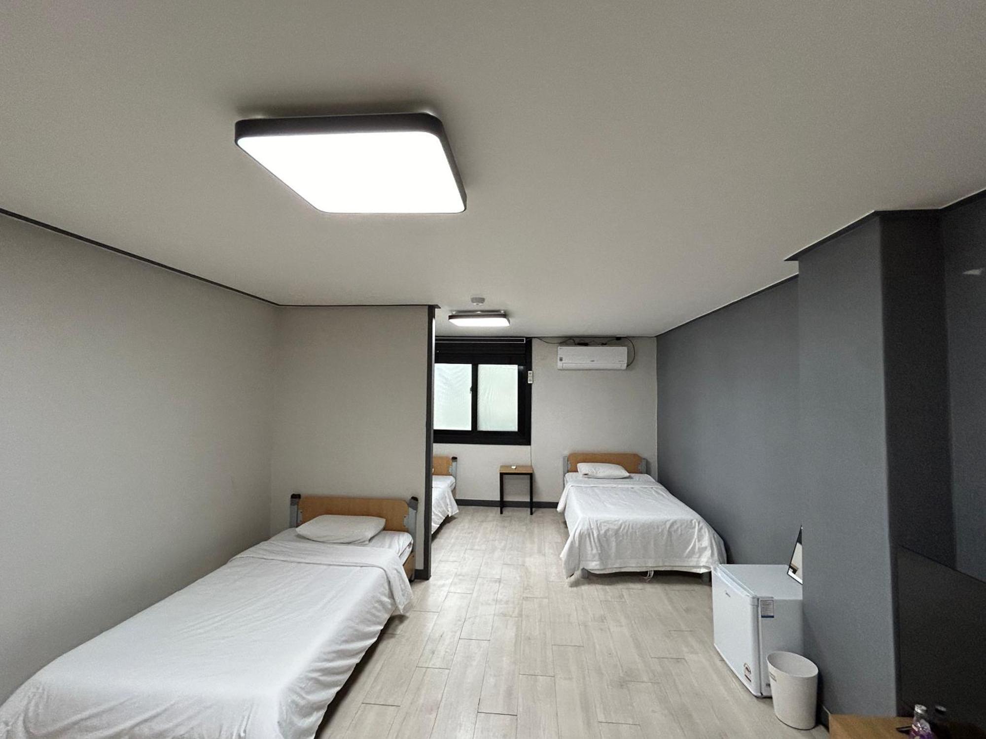 Deluxe Motel Geoje Habitación foto