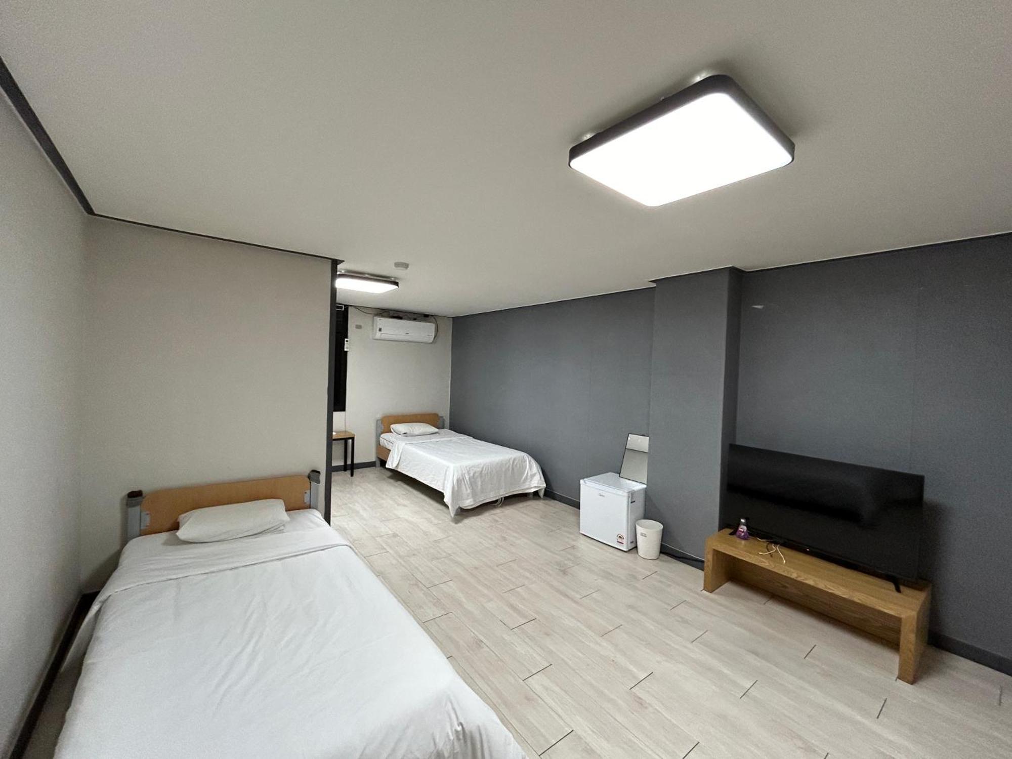 Deluxe Motel Geoje Habitación foto